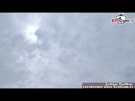 日本青少年18岁喜欢她毛茸茸的猫中的奶油饼