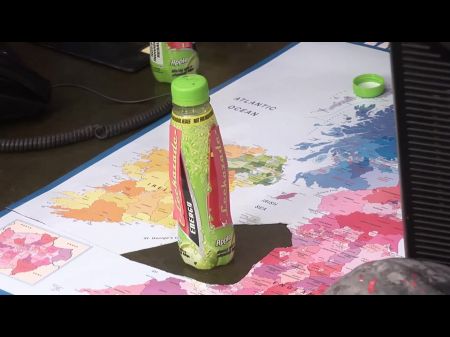 角质老板在办公室和三个荡妇一起玩得开心