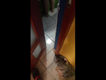 Ich spioniere ein süßes Mädchen in ihrem Zimmer aus und sie erwischt mich 