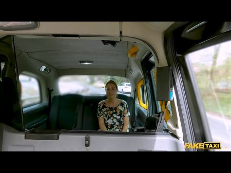 她有一个完美的圆屁股和出色的山雀，北部出租车司机搞砸了