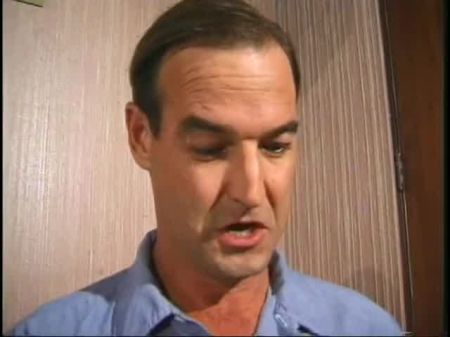 Hung Young Stud enterra seu pau dentro da doce buceta molhada de seu encontro 