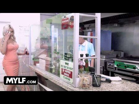 MILFs قرنية تدخل في تغلغل كس خطير في هذا واحد من مجموعة الإباحية لطيفة 