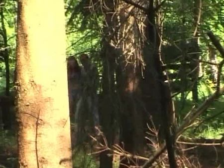 Nena Francesa Con Curvas Le Golpea Los Agujeros Húmedos En El Bosque 