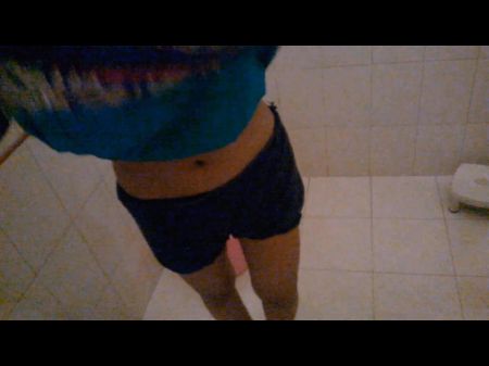 La chica cachonda priya se desnuda en el baño del hotel, mientras esconde sus grandes tetas. agarró y apretó sus grandes tetas Slowmo E15 