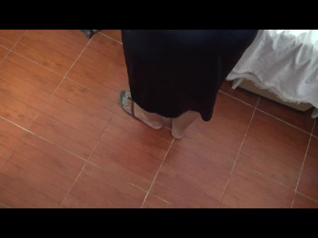 El hijastro pervertido me rogó que me orinara de mi coño peludo para que se corra 