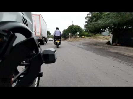 صديقتي تتركني في انتظار الاحتفال بالذكرى السنوية. أدعو والدتي في القانون وينتهي بنا المطاف في جزء سخيف 