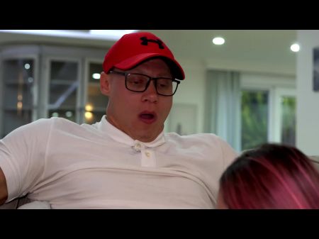 Ein Heißes Mädchen Verführt Und Fickte Einen Exzentrischen Postboten 