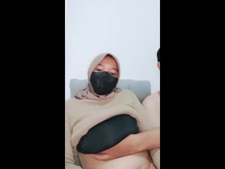 Hijab Frau Drückt Während Des Lebens Mit Ehemann 
