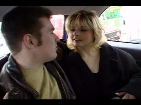 Pareja Francesa Divirtiéndose En París 