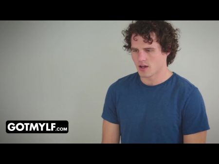 巨大的乳房美洲狮必须向她展示她没有经验的继女如何满足她的新男友