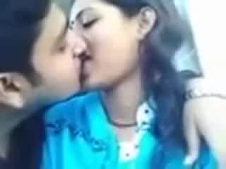 Heißes Desi Mädchen Küsst Freund Gegen Freundin 