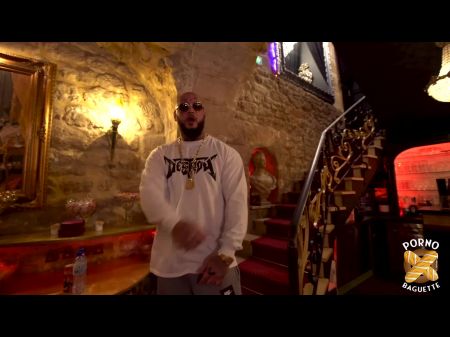 Cherry，Anna和Poopea向一个男人提供帮派爆炸