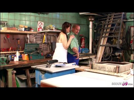 Deutsche kurvige Jungfrau Teen spricht Vaters Arbeiter in Defloration Sex 