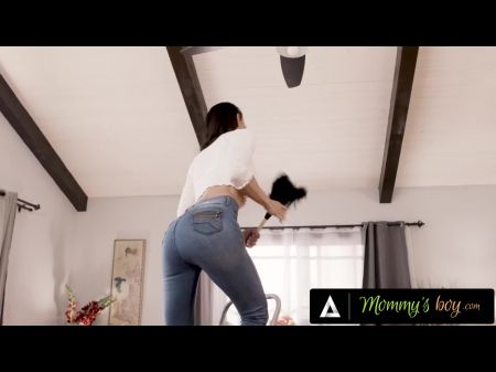 El Chico De Mamá Está Listo En Cualquier Cosa Para Convencer A La Mujer Sexy Sofie Marie De Comprarle Un Auto Nuevo 