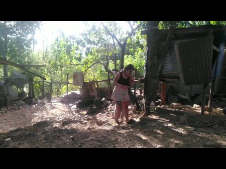 Hier erfüllen die Pflichten des Feldes, während mein Partner mich überrascht 