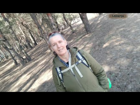 Lukerya descansa en el bosque de primavera 