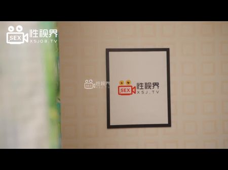 亚洲学生在她的第一个大公鸡上磨达高潮