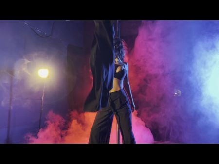 Monika Fox hat eine Striptease gemacht und sich im Regen gefickt lassen 4K Porno 