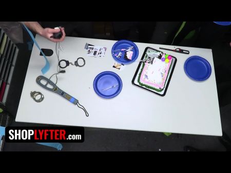 تم القبض على Shoplyfter Blonde Teen للسرقة للمرة الثالثة ويحصل على Gangbang من قبل فريق الأمن 