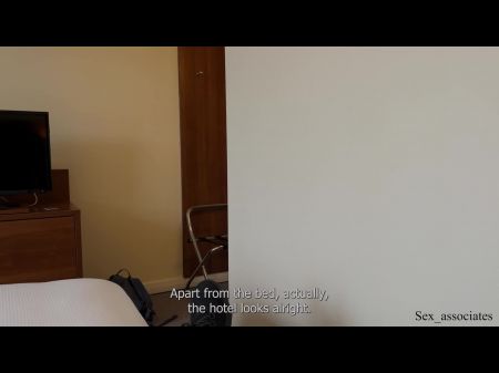 Stiefmutter und Sohn teilen sich ein Bett in einem Hotel 