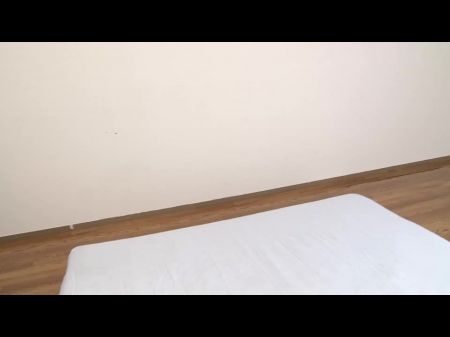 最终与美丽的日本女性有毛茸茸和角质猫的高尔夫游戏