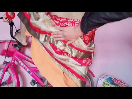 desi bhabhi saree pahankar cycle chala rahi thi tabhi usake sasur ne dekha أو chod diya 