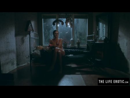 Heißes Mädchen in Gläser fickt und saugt eine gruselige Mumie 