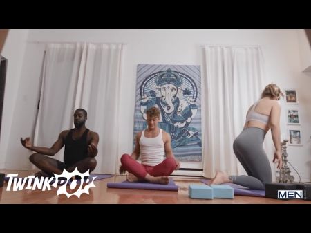 Lovely Felix Fox Gets His Butt Pulverized By Hot Yoga Tutor Clark Delgaty In The Middle Of The Class - Twinkpop