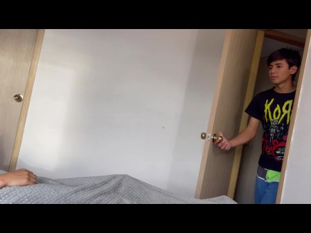 Meine kleine Stiefschwester ist krank und ich gebe ihr das Leben ihres Lebens, um besser zu werden. 