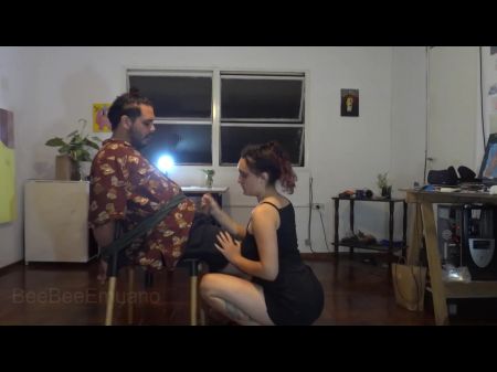 La mujer ata al hombre con una silla y hace lo que quiera (femdom) 