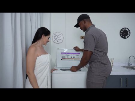 حصلت على مارس الجنس من قبل فني بي بي سي حتى cums على بلدي الثدي 