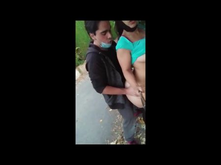 Общественный секс, блядь, большая задница, киска на свежем воздухе 