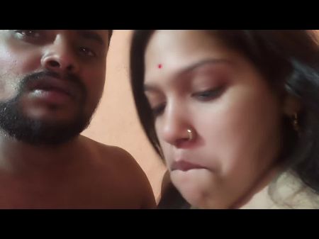 Las grandes tetas indias, la ama de casa cachonda dio placer sexual para escuchar el marido 