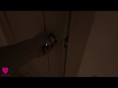 Atrapado a hermanastra masturbándose en el baño y la follé 