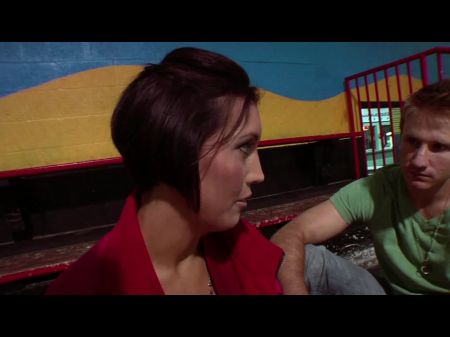 O garoto come uma bela buceta rosa de Milf 