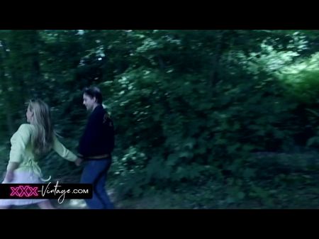 Die vollbusige Blondine wird im Wald ungezogen 