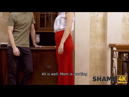 El Semental Folla La Vagina Sin Afeitar De La Amiga De La Madrastra Angela Milf 