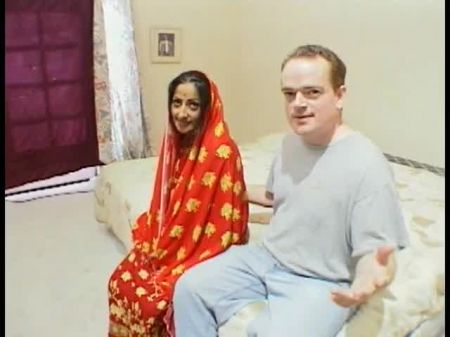 Indian Tramp In Sari Deep-throats Enormous Penis While Getting Her Wet Starved Slit Banged