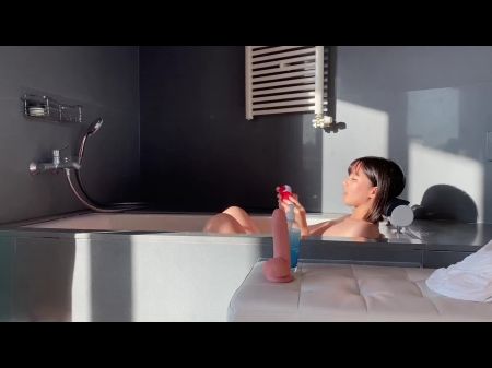 Dicke japanische Frau bekommt leidenschaftlichen Sex von Ehemann, der sie im Whirlpool einen Dildo fickte 