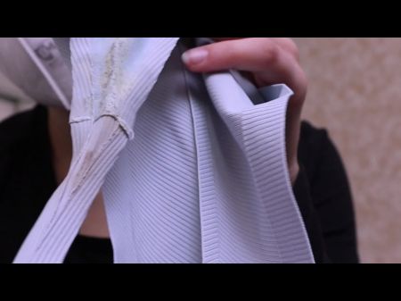 Mit dem Mitbewohner schnüffeln Sie an der Sammlung Dirty Thongs 