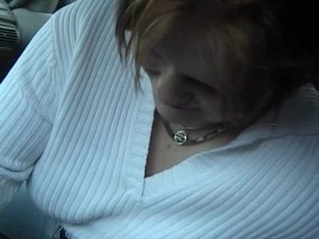 Eine mollige Deutsche Dame saugt gerne einen harten Schwanz in der Rückseite des Autos 