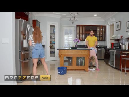 Sexy Cleaning Lady Jenna Starr Usa Sus Increíbles Curvas Para Atraer A Seth Para Follarla 