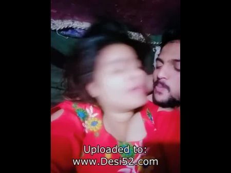 Desi Süßes Mädchen Küsst Leidenschaftlich 