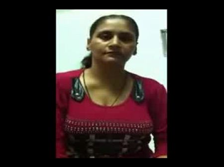 البنجابية ناضجة بهابهي يظهر الثديين والهالة. 