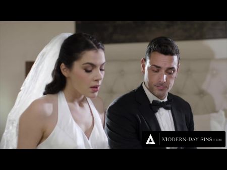 O padrinho moderno Assfucks Italian Bride Valentina Nappi no dia do casamento + plugue de bunda remota 