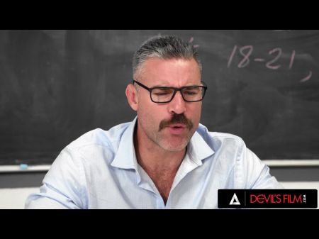 إنها المحترفة في مص الديوك هنا 