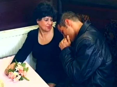 الناضجة الألمانية الفاسقة اصبعت ومارس الجنس في الحانة 
