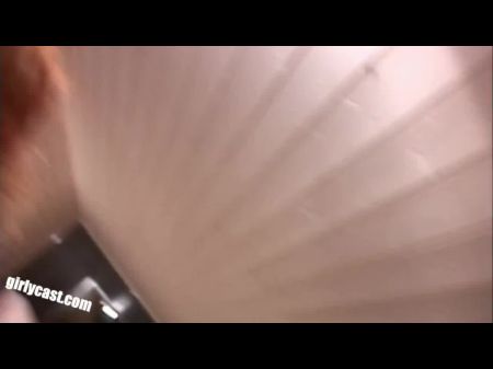 Punker Mädchen Steffi tritt unser Hardcore -Partywochenende an 