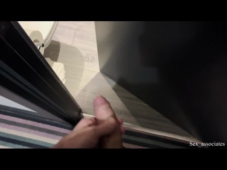 мачеха и пасынок делится кроватью в отеле 