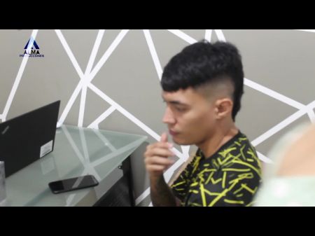 Pido un domicilio en mi oficina, pero le pido al domiciliario que me folle duro 